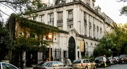 El caso que sacudió a la cultura porteña: el exdirector de un museo que mató a su cuñado en el Palacio Anchorena y se suicidó