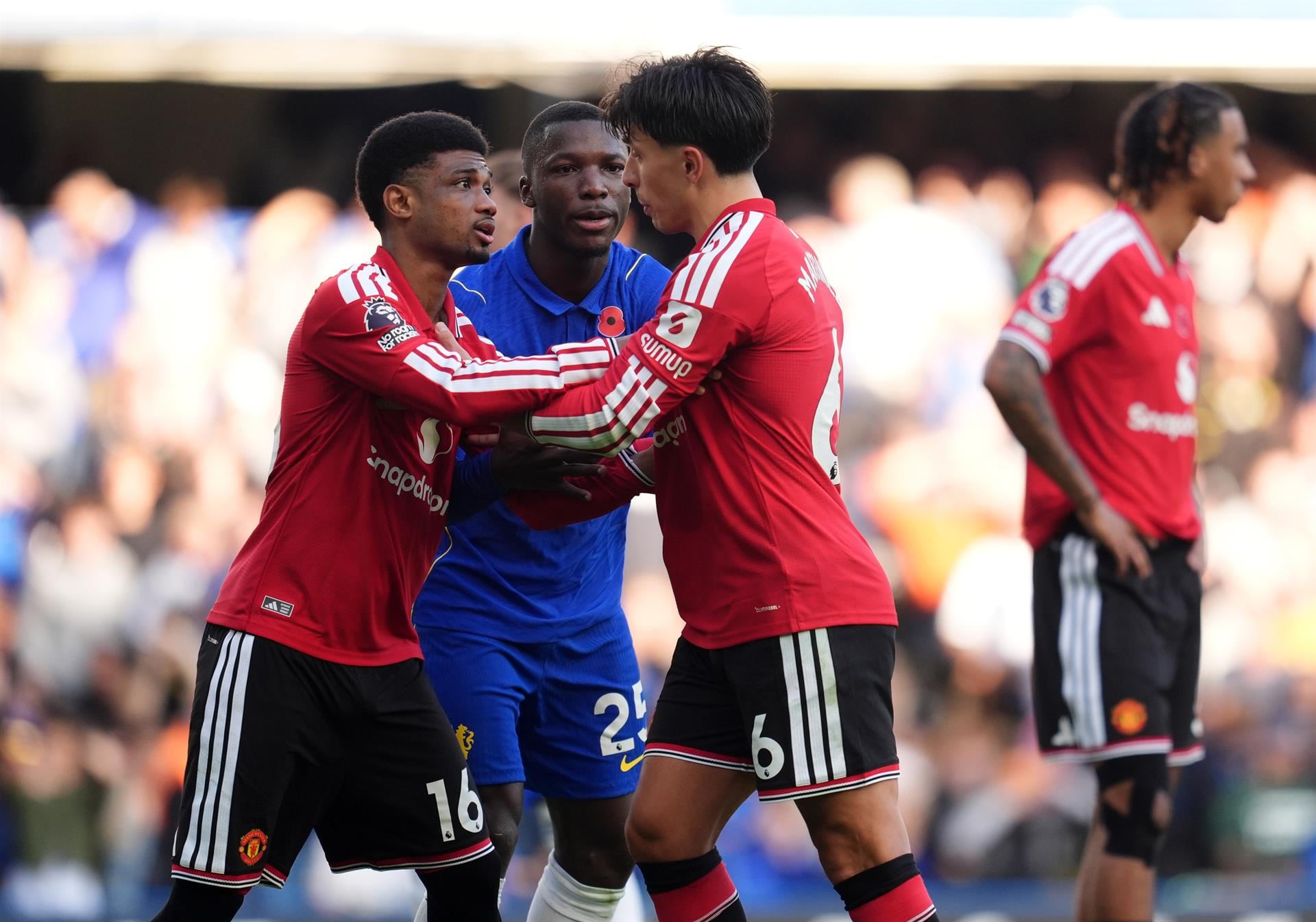 (Crónica) El Manachester City tropieza de nuevo y el Chelsea hunde al Manchester United