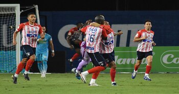 Archivo: Celebración del segundo gol