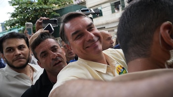 Bolsonaro proclama "el fin de la era del PT" y Lula apela a combatir su "pasado tenebroso" en la segunda vuelta