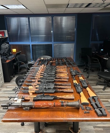 Lanzacohetes RPG y rifles tipo AK decomisados en la frontera. Crédito: FBI