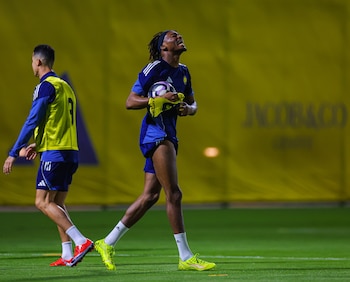 Cristiano Ronaldo fue visto marcando goles de alta dificultad en práctica, mostrando su buen estado físico antes del cierre de temporada. (X/ @AlNassrFC_EN)