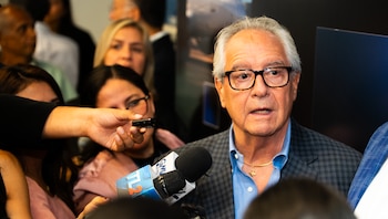 Roberto Kriete, fundador de KEY Institute y chairman de MRO Holdings, explica a los medios la relevancia de la primera edición de SKY.AI, un encuentro regional sobre inteligencia artificial aplicada a la aviación en El Salvador.