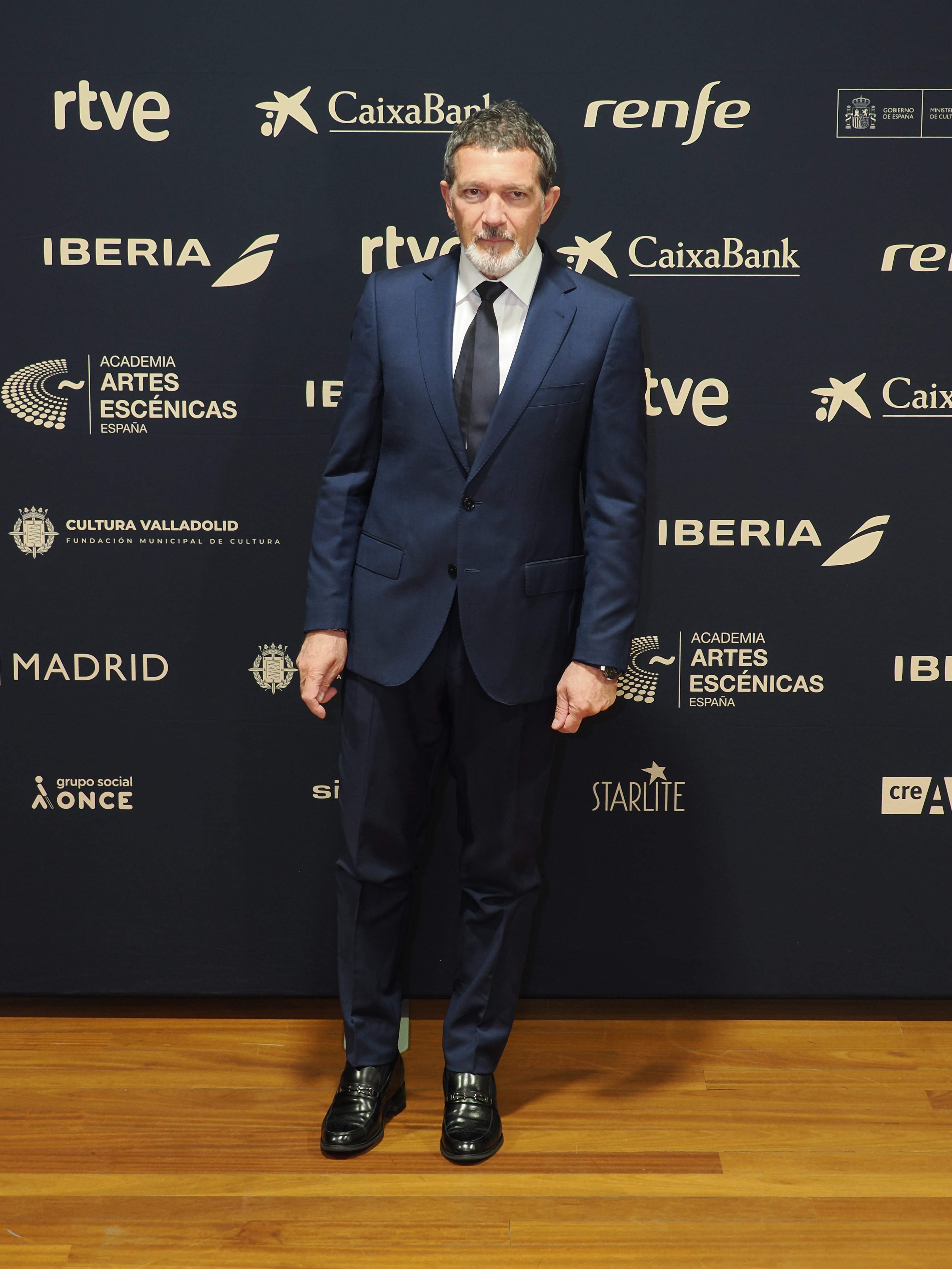 En clave informal, combina prendas frescas y tejidos naturales con tonos sobrios (Claudia Alba / Europa Press)