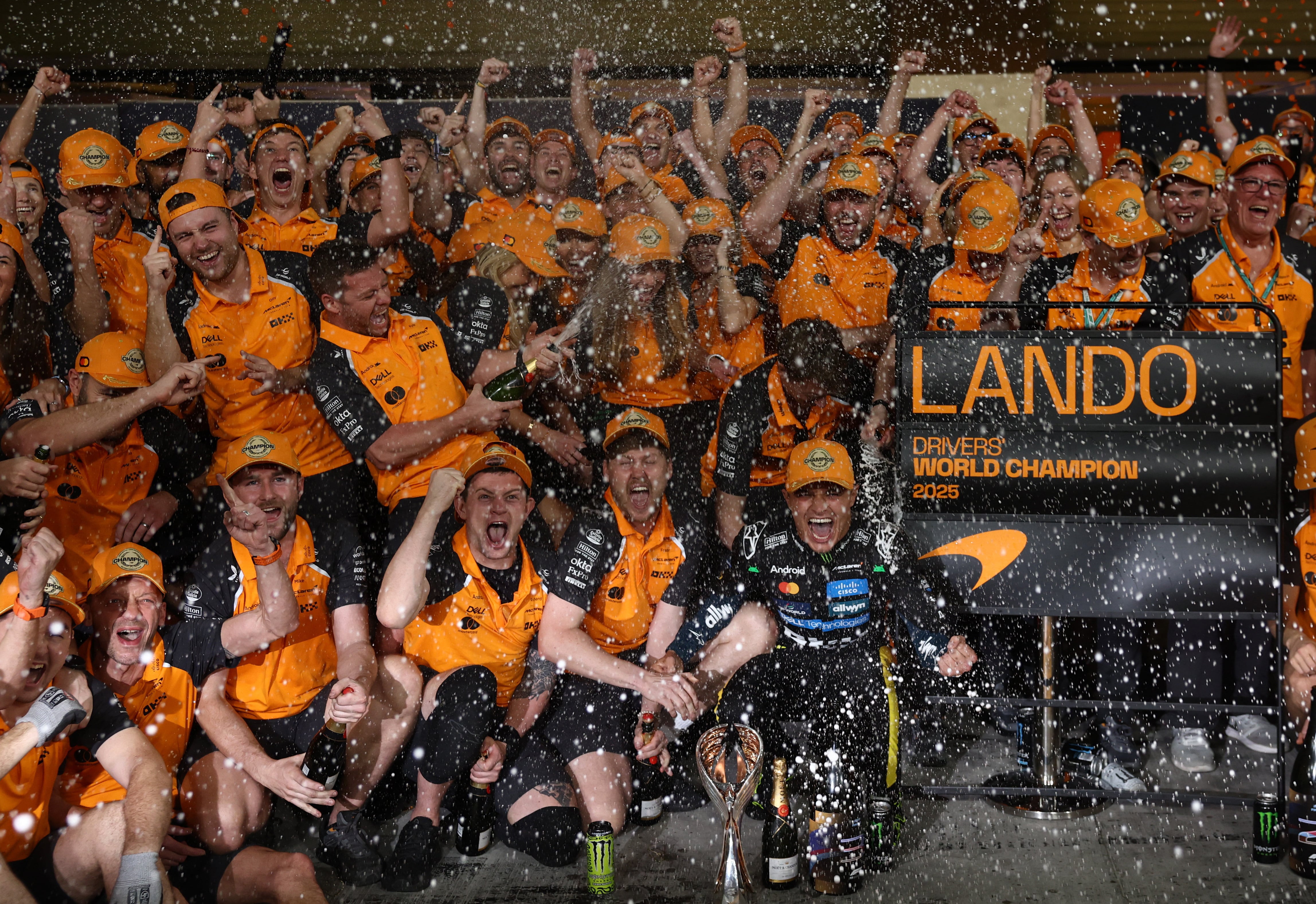 Lando Norris ganó su primer campeonato mundial de Fórmula 1 en 2025 y consolidó su crecimiento como una de las figuras de McLaren (REUTERS/Amr Alfiky)