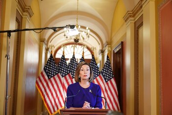 La noticia falsa involucró también a Nancy Pelosi (Foto: Mandel NGAN / AFP)