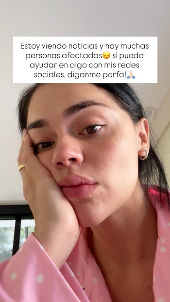 Mujer de cabello oscuro con camiseta rosa de puntos blancos, apoyando su rostro en la mano derecha. Un cartel con texto blanco se superpone a la parte superior de la imagen