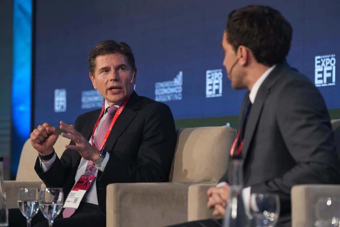 Nicolás Aguzín, ex presidente de la Bolsa de Hong Kong, ofrece una ponencia sobre finanzas globales durante su presentación en ExpoEFI 2026. (ExpoEFI)