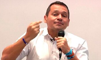 Representante Alejandro Ocampo señala a