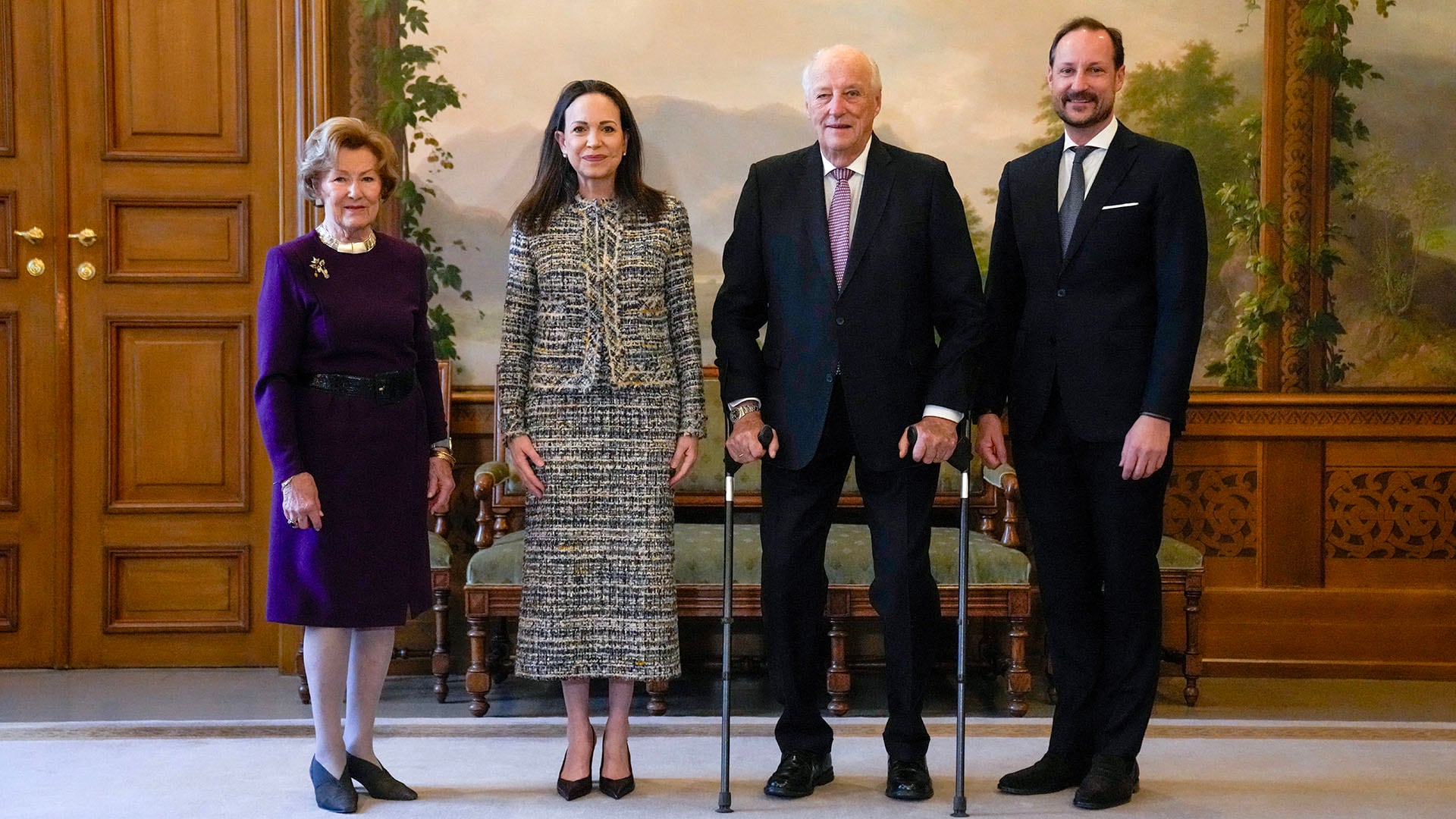 El rey Harald V de Noruega (segundo por la derecha), la reina Sonja de Noruega (izquierda) y el príncipe heredero Haakon de Noruega (derecha) posan con la laureada con el Premio Nobel de la Paz 2025, la líder de la oposición venezolana María Corina Machado (segunda por la izquierda), durante una audiencia en el Palacio Real de Oslo, Noruega, el 12 de diciembre de 2012. (NTB / AFP)