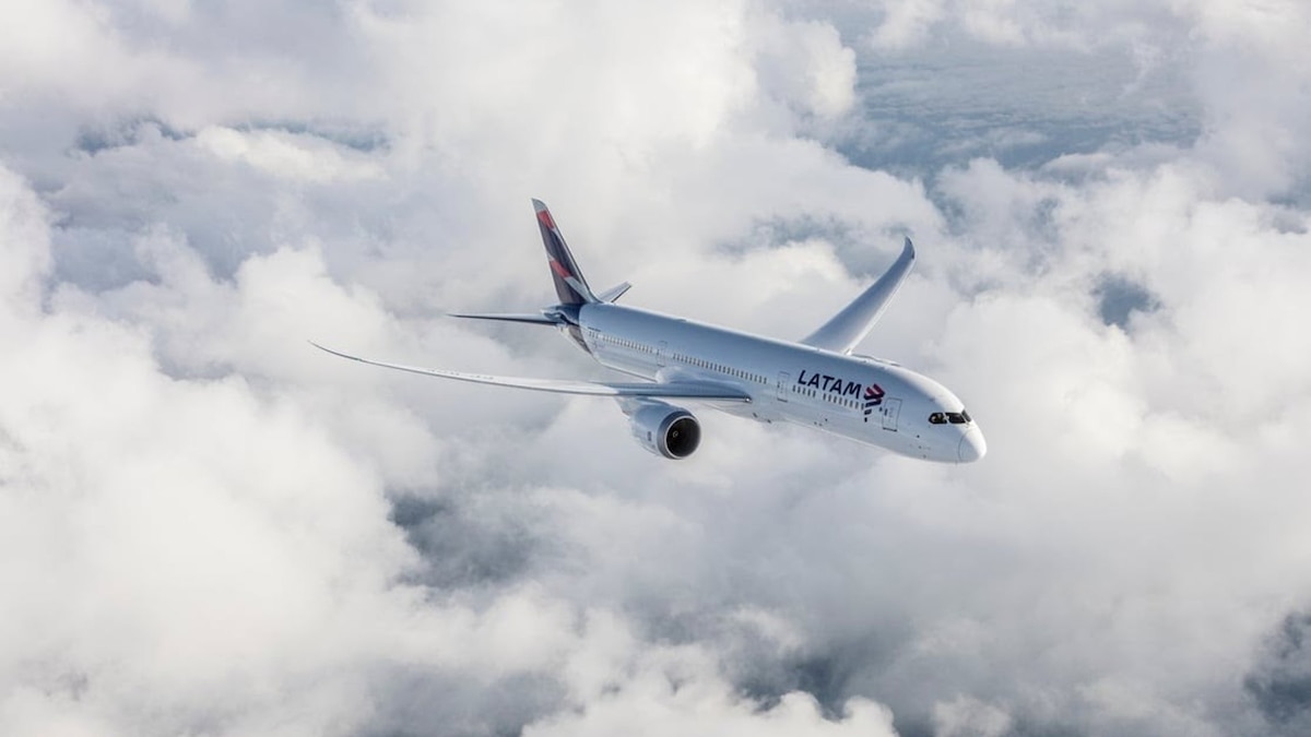 Avión de LATAM en pista con fondo de aeropuerto
