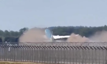 Las imágenes desde tierra muestran el polvo que dejó la aeronave antes de despegar