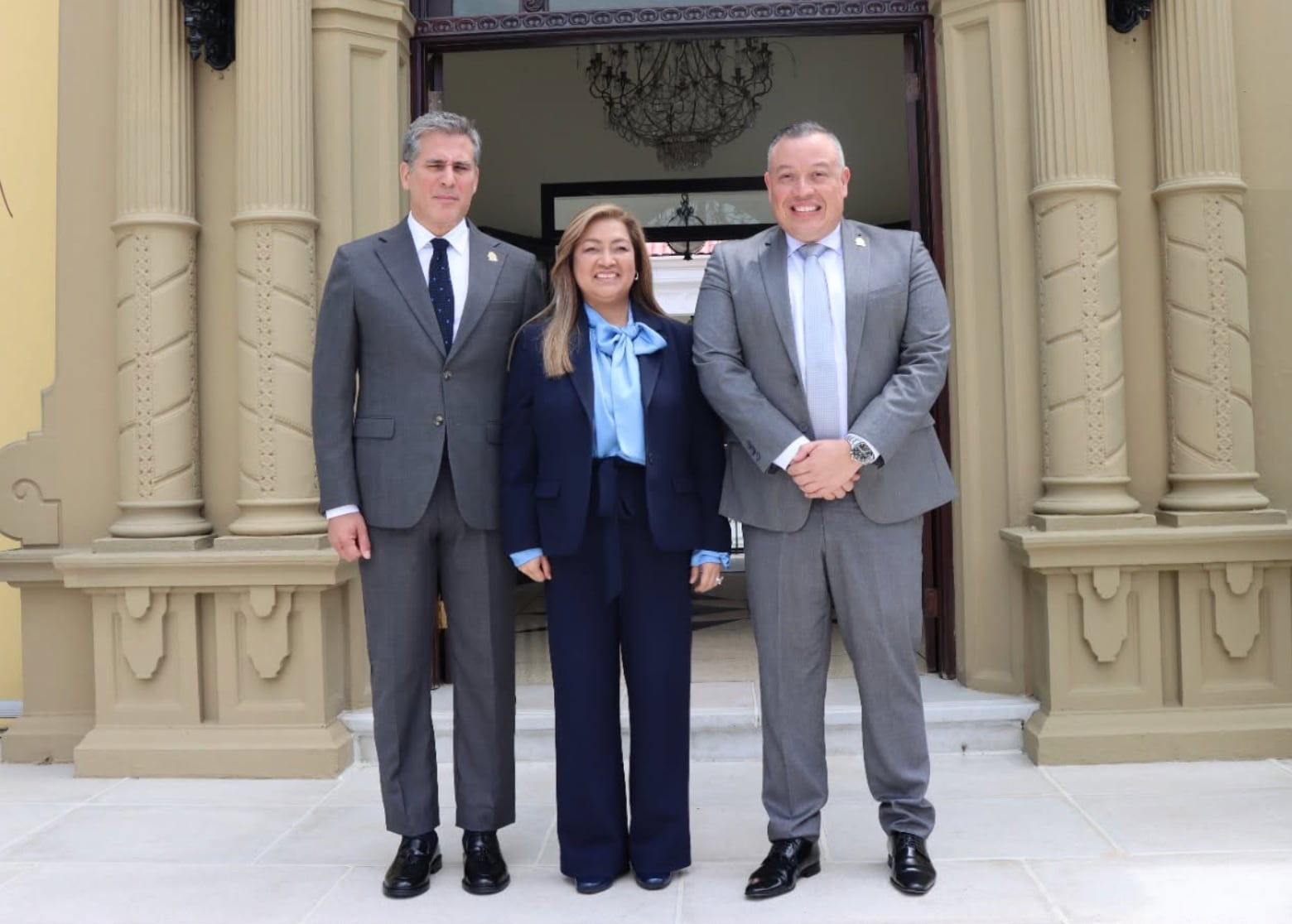 Manuel Tovar (canciller) y Francisco Gamboa (vicepresidente) reconocieron la experiencia de Ajoy para asumir el puesto. Crédito: Ministerio de Relaciones Exteriores