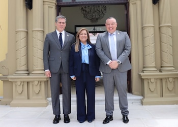 Manuel Tovar (canciller) y Francisco Gamboa (vicepresidente) reconocieron la experiencia de Ajoy para asumir el puesto. Crédito: Ministerio de Relaciones Exteriores