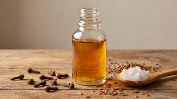 Cómo preparar un serúm casero antiarrugas con clavos de olor y aceite de linaza