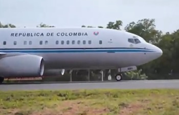 Agua bendita al avión presidencial: el curioso ritual antes de la posesión de Abelardo De La Espriella - crédito @petrogustavo/X