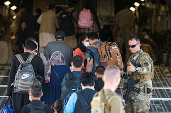 Programa federal de acogida para ciudadanos afganos tras la salida de tropas estadounidenses de Kabul (Fuerza Aérea de los Estados Unidos/Senior Airman Taylor Crul/Handout via REUTERS)