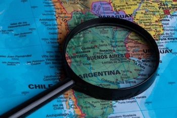 La entidad señaló que las actividades regionales mantienen una fuerte dependencia de la eficiencia logística y del acceso a infraestructura adecuada para sostener márgenes de rentabilidad y competitividad (Imagen: Shutterstock)
