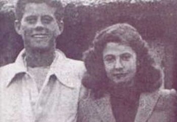 Un joven Kennedy junto a