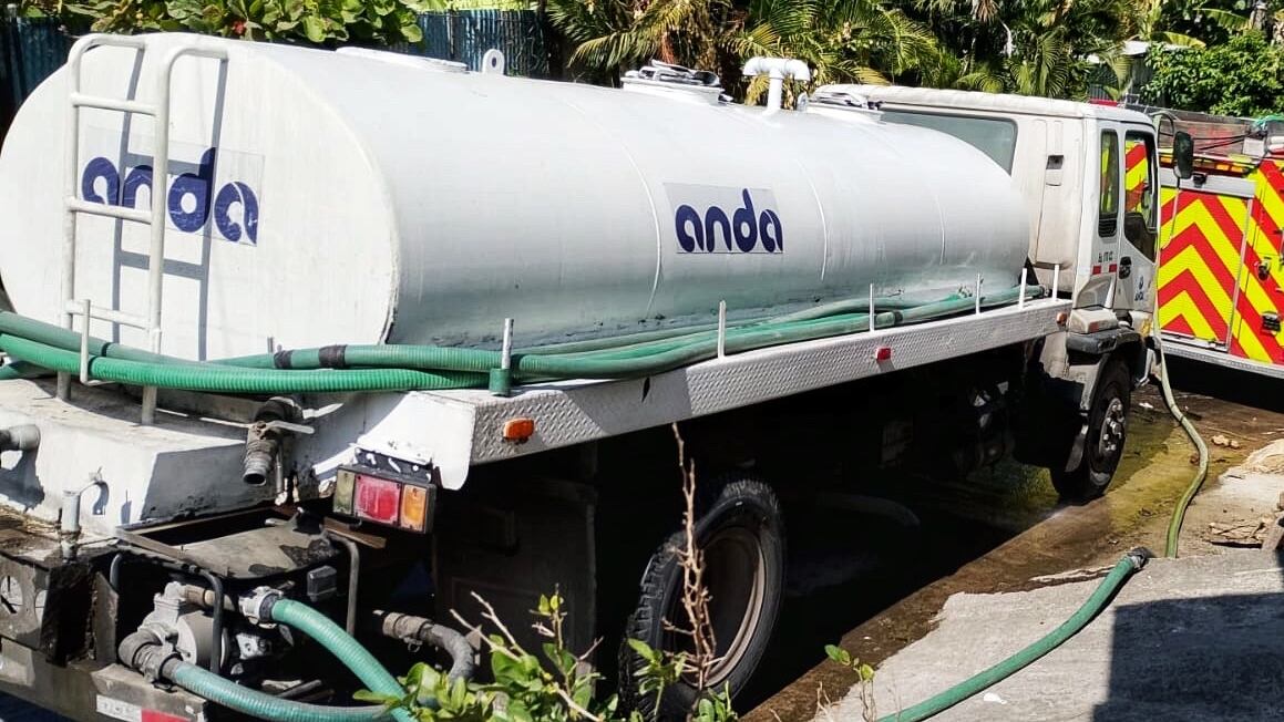 ANDA desplegará camiones cisterna para abastecer de agua a las zonas afectadas durante las labores de mantenimiento en la red hídrica. (Foto cortesía ANDA)