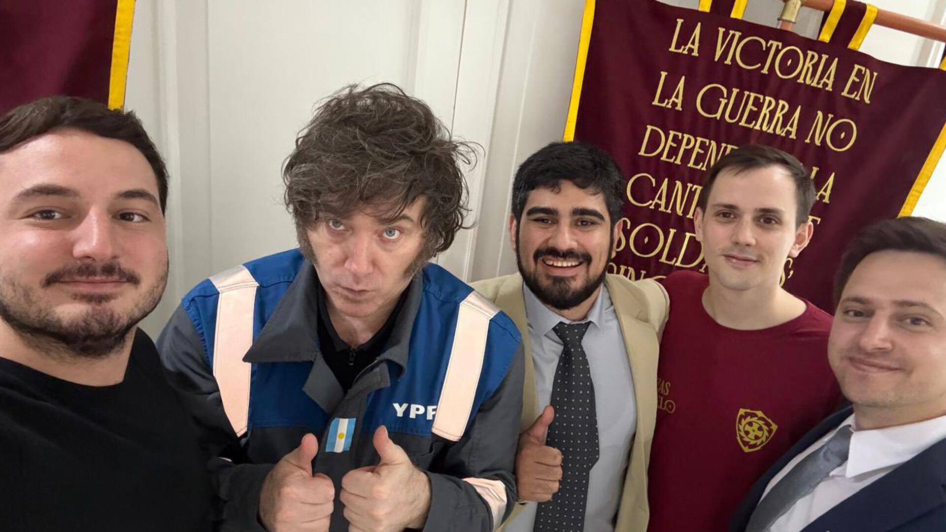 Agustín Romo, Javier Milei y militantes de Las Fuerzas del Cielo, en la residencia oficial