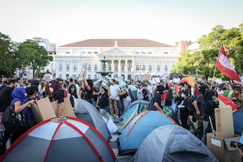Cientos de manifestantes fueron captados, al reunirse en la Plaza Rossio, durante la protesta de vivienda, en Lisboa (Portugal) (EFE/Antonio Pedro Santos)