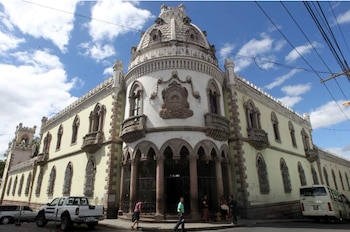 El titular del Legislativo propuso priorizar la recuperación de la Casa Morazán, el Museo Villa Roy y la Antigua Casa Presidencial. (Imagen de cortesía)