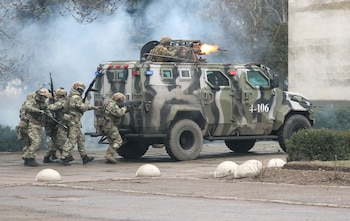 La invasión a Jerson superó la resistencia de las tropas ucranianas (REUTERS/Irakli Gedenidze)