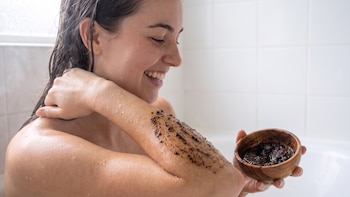 Exfoliante de café y miel para codos y rodillas: principales riesgos y alternativas