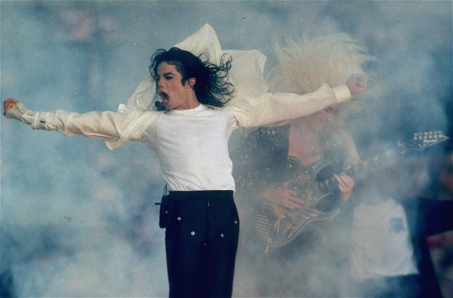Michael Jackson impactó al mundo con su actuación en el show de medio tiempo del Super Bowl XXVII, realizado en Pasadena el 31 de enero de 1993