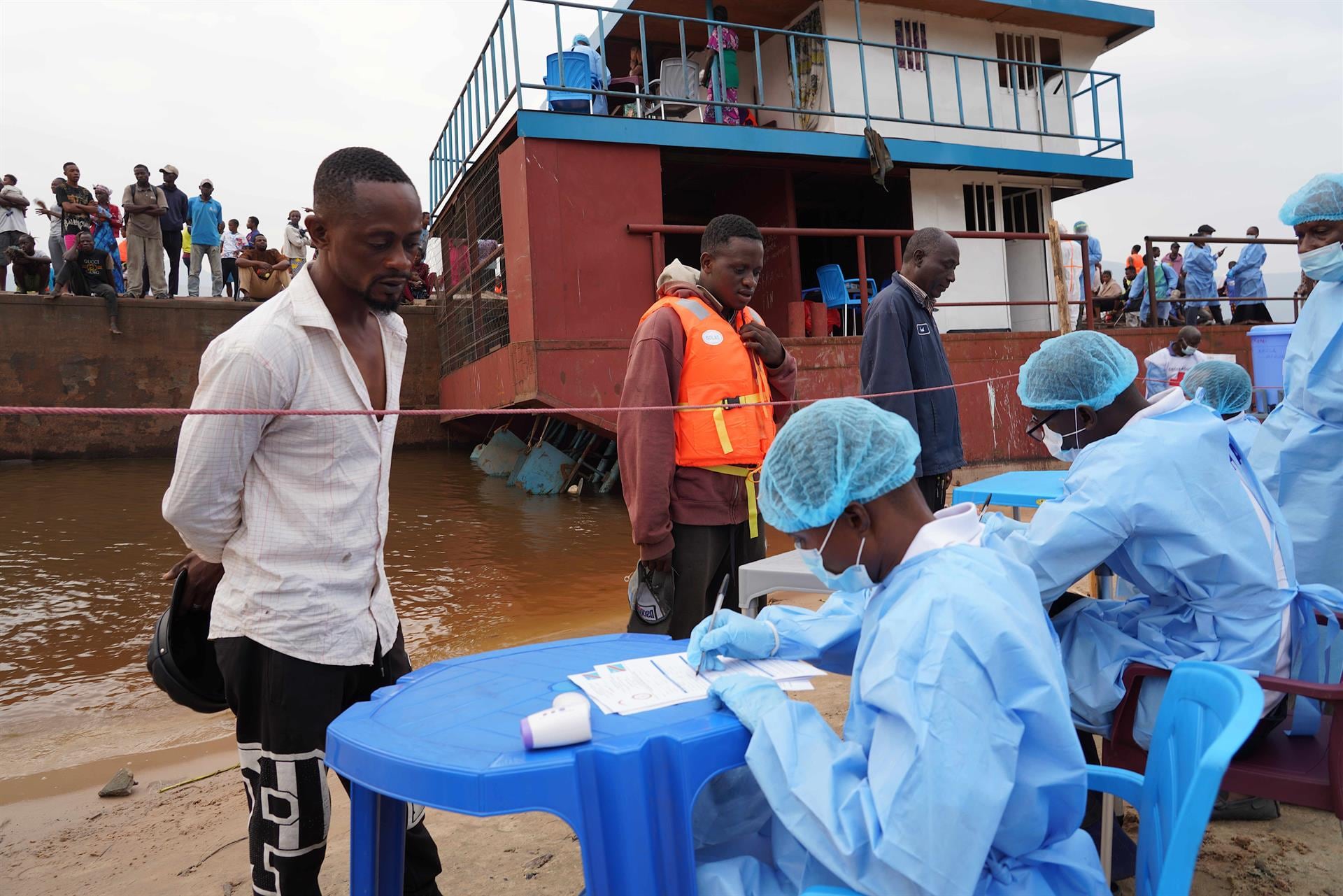 La violencia armada, la desconfianza comunitaria y la debilidad del sistema de salud aceleran la propagación del ébola en el este de la República Democrática del Congo.