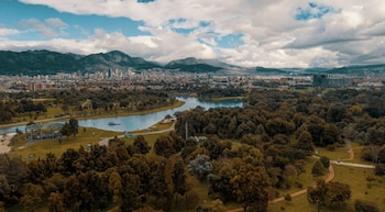 El barrio La Candelaria y una amplia oferta de museos y mercados reflejan la vitalidad cultural y gastronómica de la capital colombiana - crédito IDT