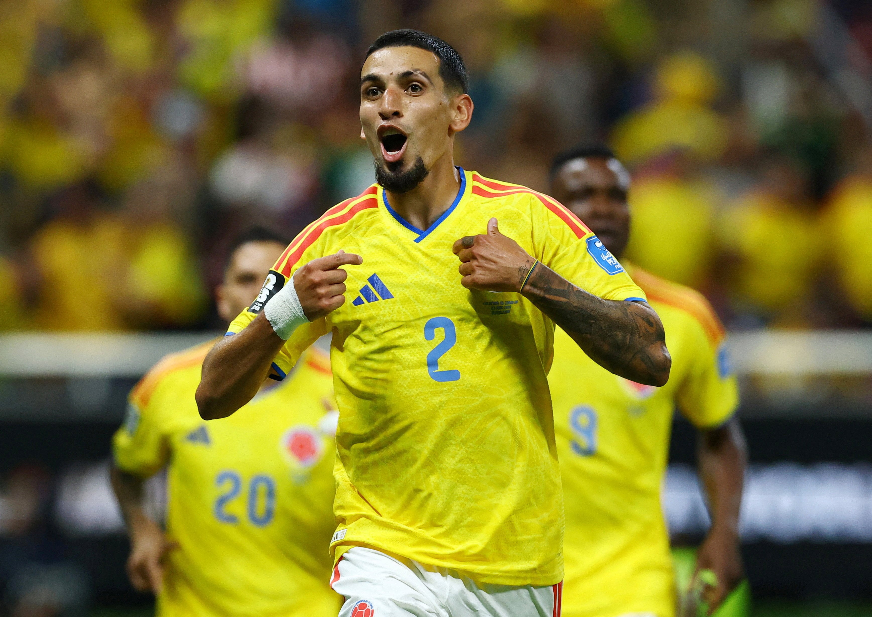 Daniel Muñoz marcó dos goles en el Mundial 2026 con la selección Colombia y ganó escenario en el mercado de fichajes - crédito Daniel Becerril/REUTERS
