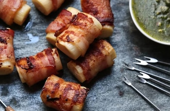 Corazones de palma envueltos en bacon pesto. El palmito es considerado un vegetal gourmet, para consumidores exclusivos y de alto poder adquisitivo. (Palmitos Panamá)