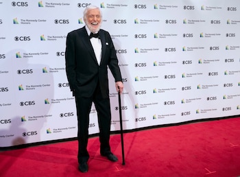 El cumpleaños 100 de Dick Van Dyke se celebró en diciembre de 2025 con una reunión privada y una actuación especial de Jon Batiste (AP/Kevin Wolf, archivo)