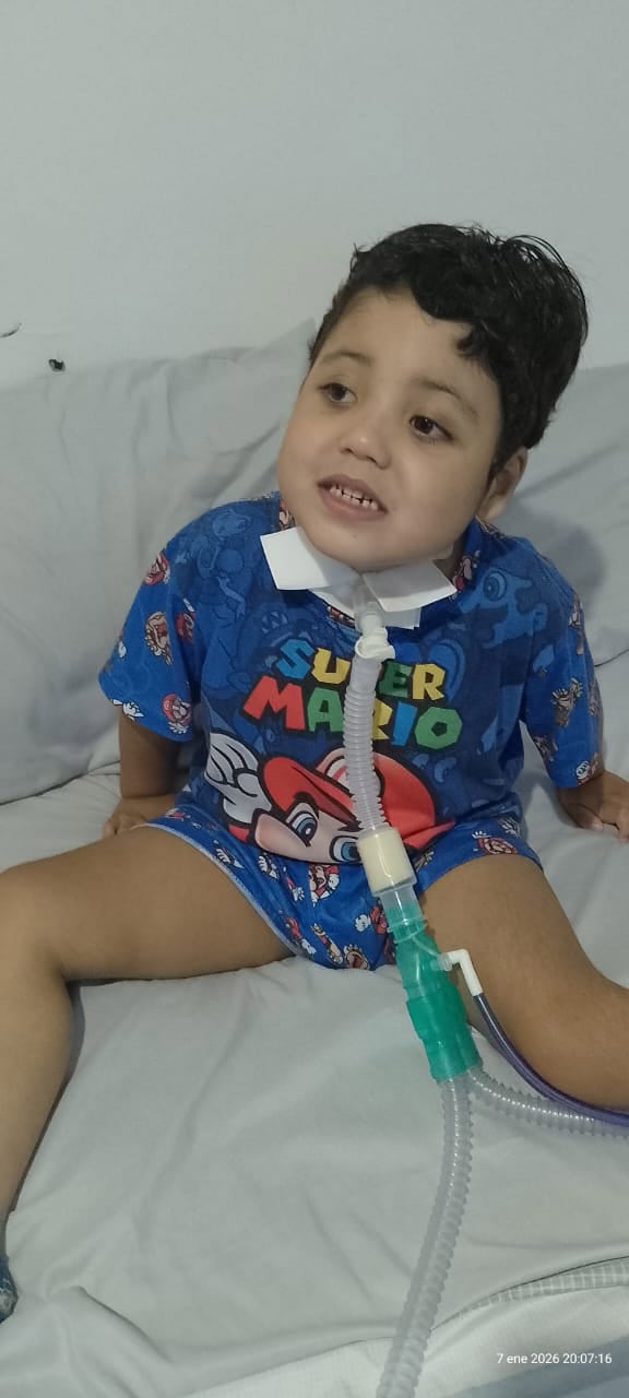 Erick no puede caminar y depende de la ayuda de su madre para realizar tareas básicas como el baño y el traslado entre la cama y la silla