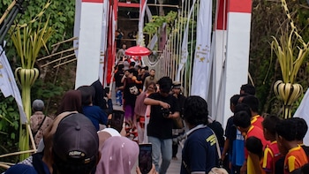 Indonesia: un puente recién construido cedió con 50 personas encima durante la ceremonia de inauguración