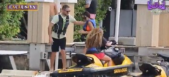 Shakira tuvo problemas para parquear la moto acuática y casi choca a una trabajadora - crédito Captura de pantalla/Y ahora Sonsoles