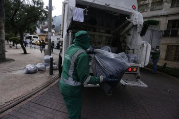 Hombre que trabajaba recogiendo basura