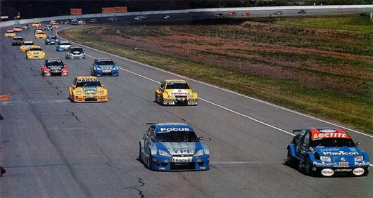 El inicio de la carrera con Gabriel Ponce de León del lado izquierdo con su Ford Focus y a la derecha, Emiliano Spataro con el VW Bora (Archivo Revista Campeones)
