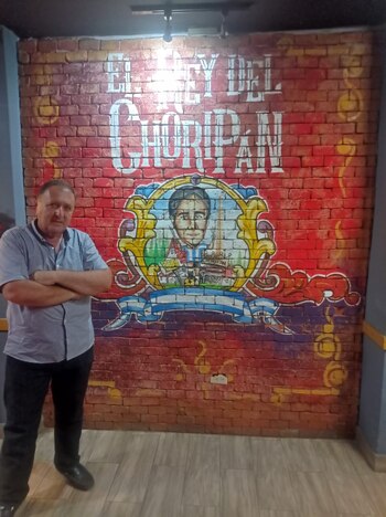 Eduardo Blusztein y un mural