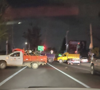 Bloqueo de transportistas tras el crimen. (Facebook: Red de Denuncia Ciudadana Oaxaca)