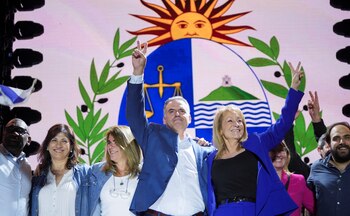 Yamandú Orsi junto a su