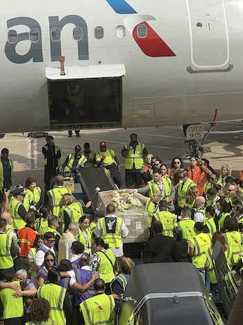 Colegas y empleados de American Airlines rindieron homenaje a Eric Gutiérrez en la llegada de su féretro a Dallas, Texas, donde fue recibido con un acto conmemorativo. (Cortesía: Aubrie Anguiano)