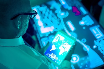 Las normas forman parte de una tendencia más amplia: el reemplazo del control presencial por mecanismos digitales verificables, con trazabilidad incorporada y reducción de los tiempos de intervención (Imagen: Shutterstock)