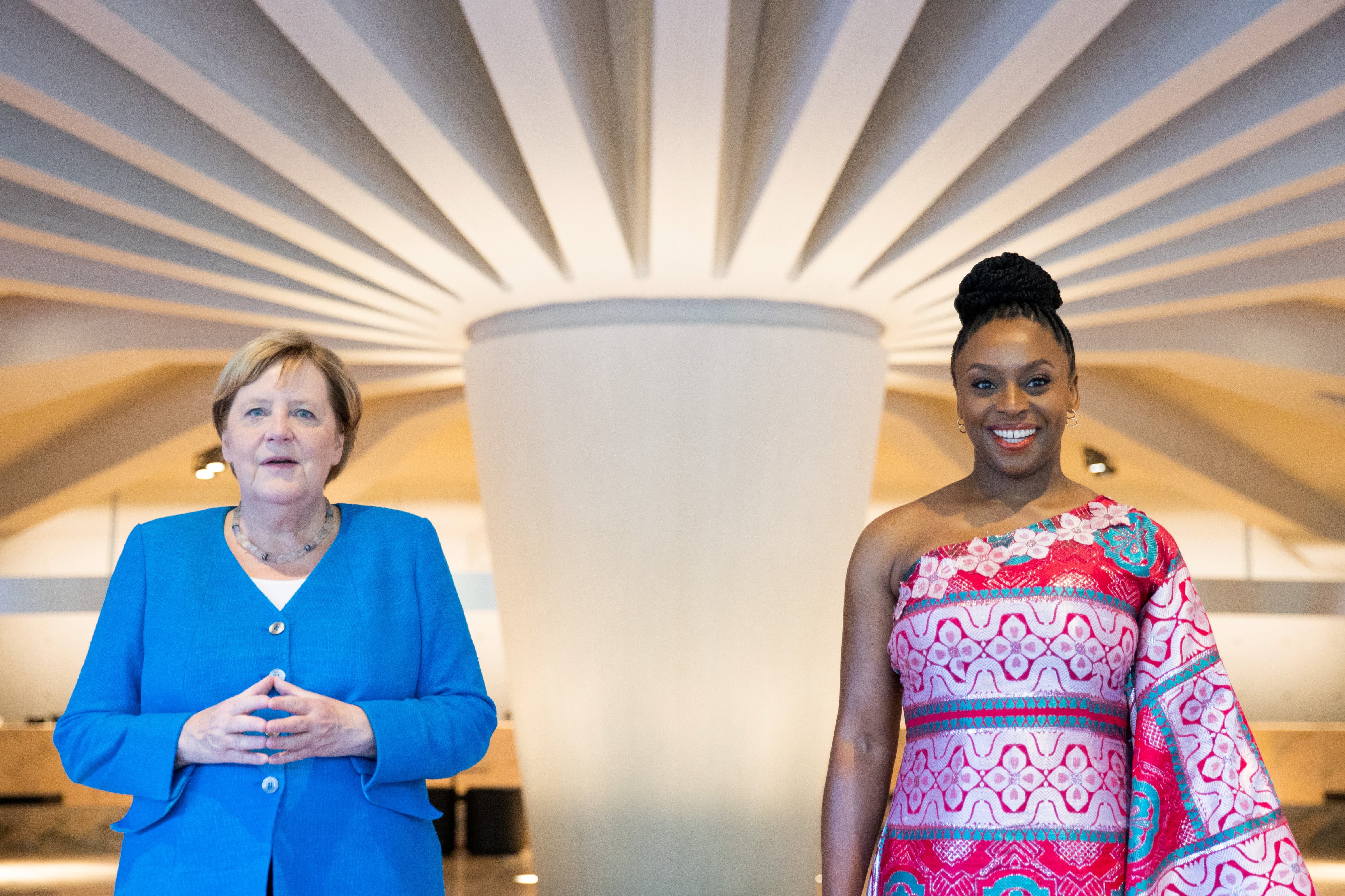 Chimamanda Ngozi Adichie con Angela Merkel, en 2021. (Rolf Vennenbernd/Pool via REUTERS)