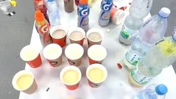 Cáscaras de frutas en el piso y vasos y botellas por todos lados. Así quedó el vestuario visitante del Slavia Praga tras el partido con Barcelona