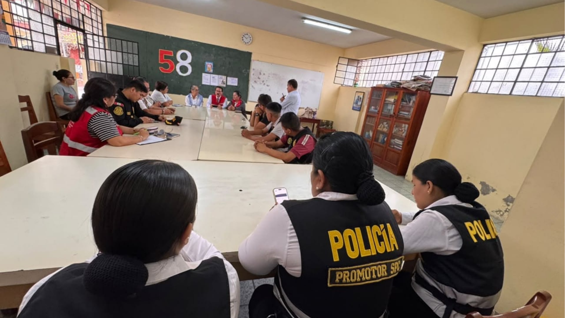 Representantes de la Dirección Regional de Educación de Lima y agentes policiales se reúnen en el colegio Fe y Alegría N.° 07 de Comas para evaluar la seguridad. (Minedu)