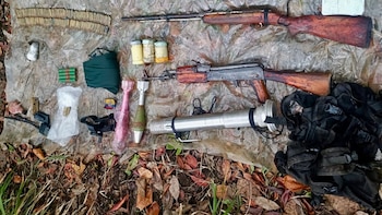 Desmantelan arsenal de guerra perteneciente a las disidencias: estaba en barriles cubierto por maleza