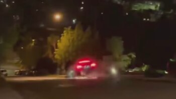 Un Tesla S-BLM negro del